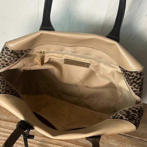 Innue—Chic Beige and Black Satchel with fur accents - Picture 12 of 13